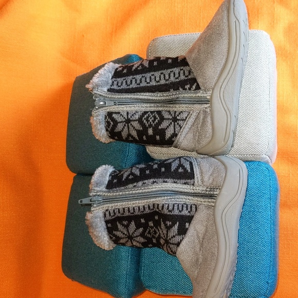 #2  😍 5 For $25 😍  Black & Gray Nordic Print Boots   🥾 - Picture 3 of 7